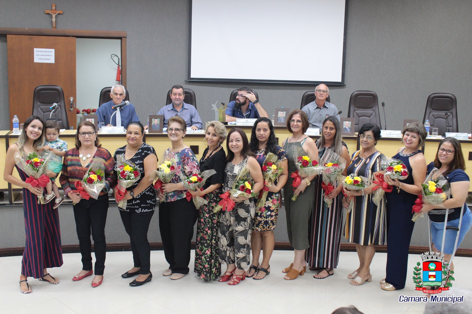 EX-VEREADORAS, VEREADORAS ATUAIS E SERVIDORAS DA CÂMARA FORAM HOMENAGEADAS NESTA SEGUNDA-FEIRA