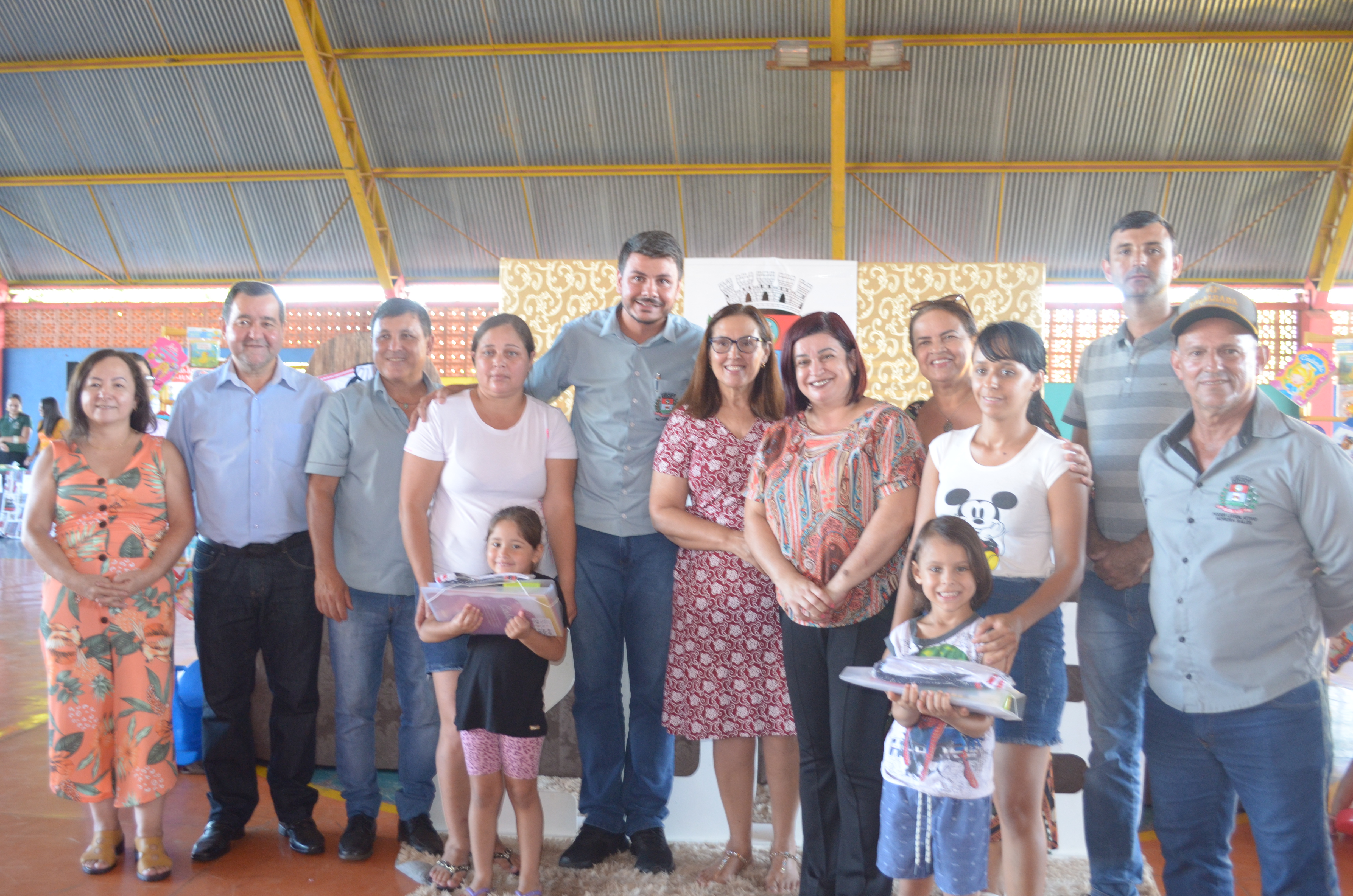 Vereadores participam de entrega de Kits Escolares